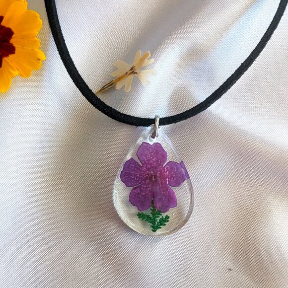 Tear Drop Shaped Beautiful Hand Made Purple 5 Leaf Dried Flower Resin Charm Neck - Picture 3 of 3